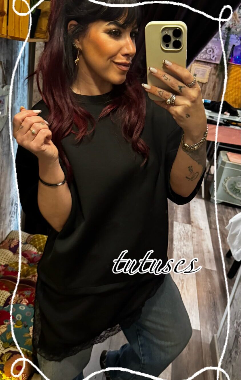 Alternative view of SUDADERA ASIMÉTRICA ENCAJE